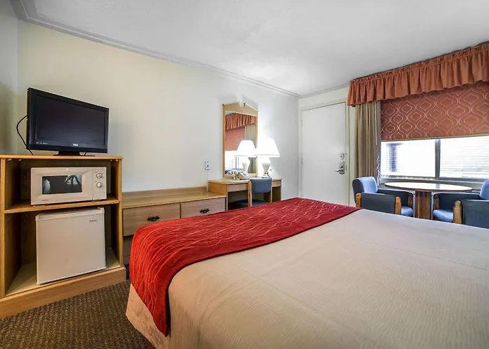Rodeway & Pronghorn Hotel 4*