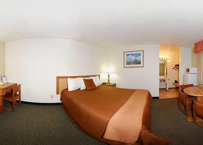 Hotel Rodeway & Pronghorn Lander